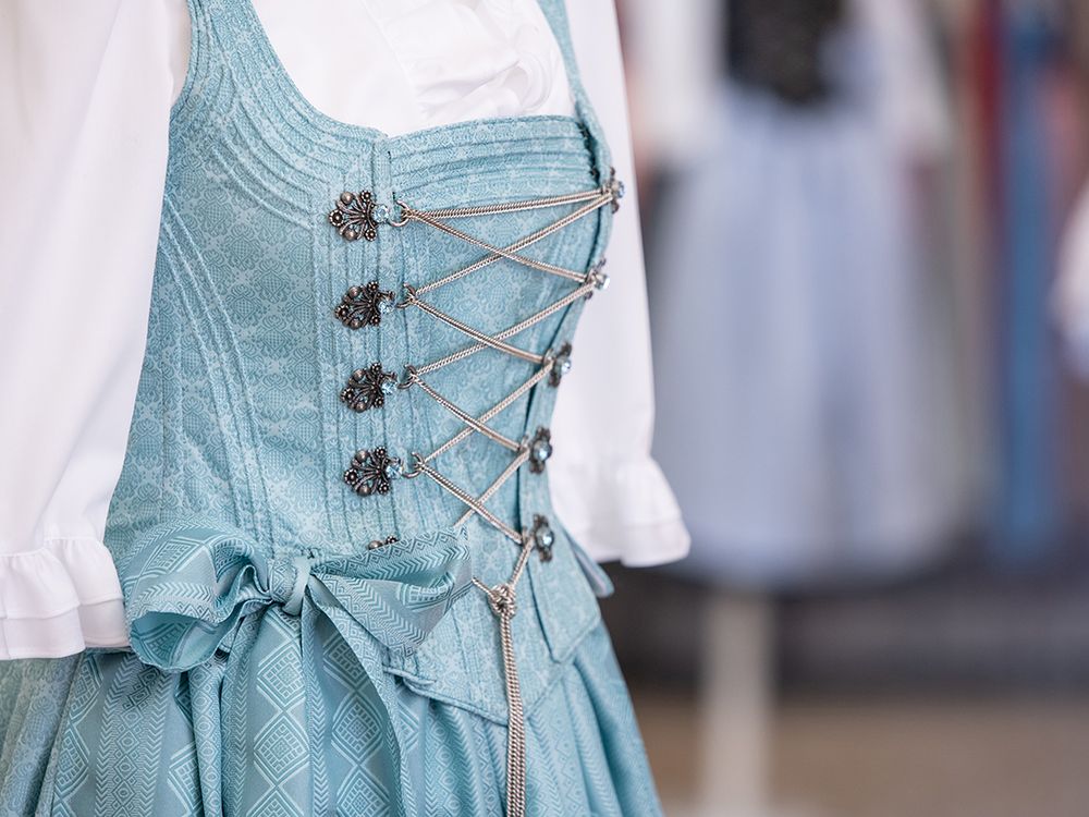 Hellblaue Allgäuer Tracht mit Silberschnürung und passender Dirndlbluse aus der Sportalm Waltner in Nesselwang