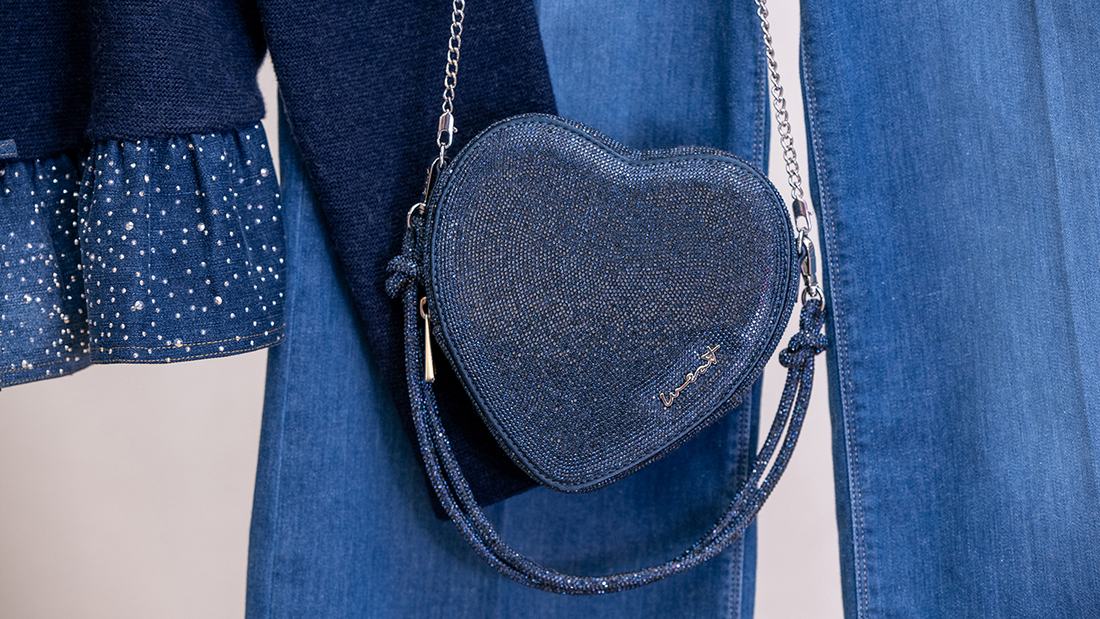 Alpine Lifestyle-Mode: Jeans-Outfit mit glitzernder Herztasche als Exklusives für den Alltag aus der Sportalm Waltner