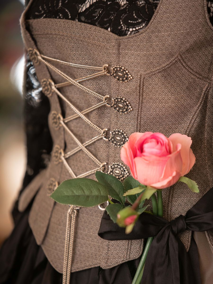 Dirndl Allgäu: handgefertigtes Mieder mit Silberschnürung, schwarzer Spitzenbluse und Rose aus der Sportalm Waltner in Nesselwang