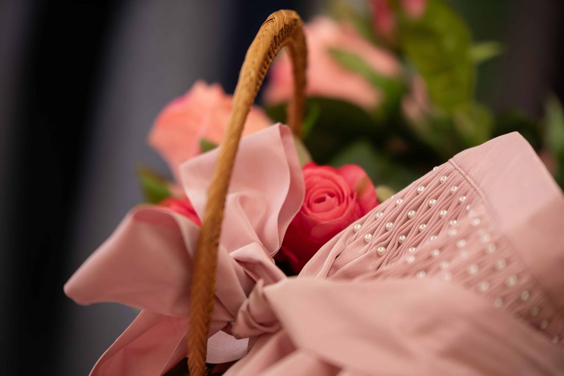 Festliche Allgäuer Tracht mit rosa Perlenschürze aus der Sportalm Waltner in Nesselwang