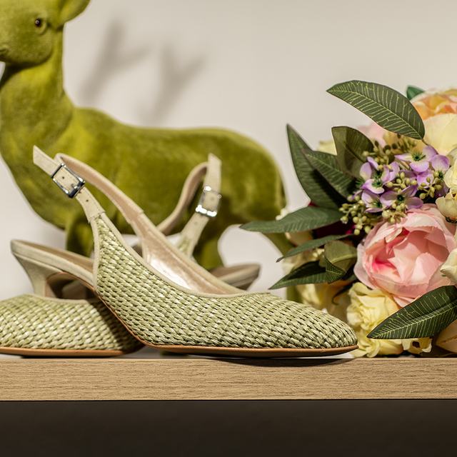 Grüne Brautschuhe mit Brautstrauß und Trachtendeko in der Sportalm Waltner in Nesselwang
