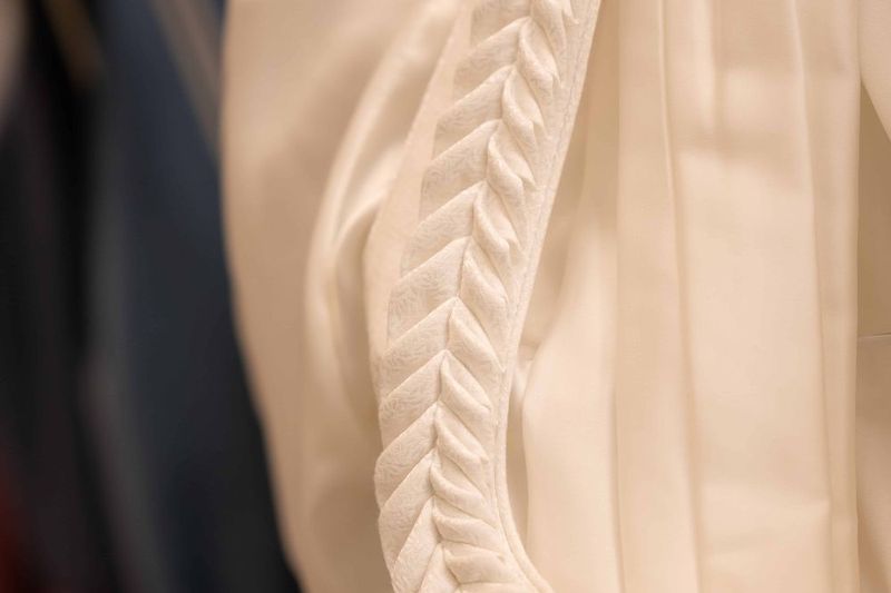 Cremefarbenes Hochzeitsdirndl aus Seide mit feiner Federkiel-Stickerei aus der Sportalm Waltner in Nesselwang